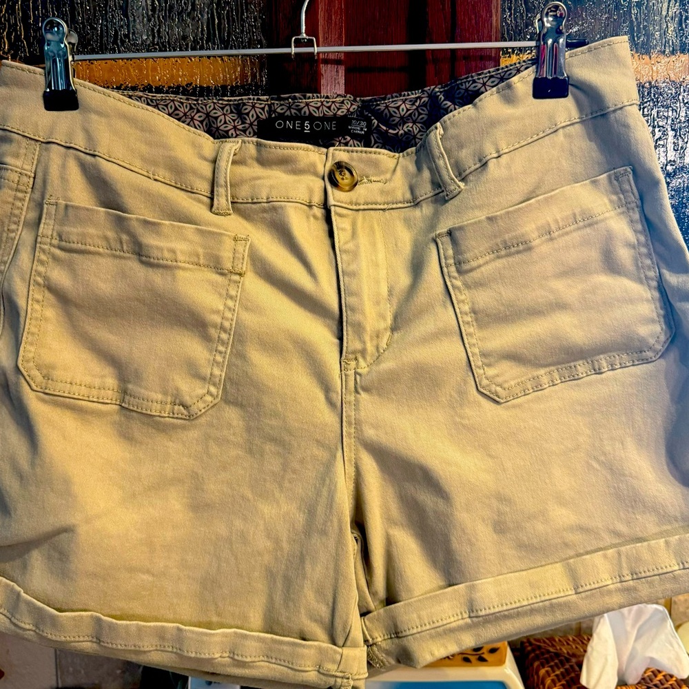 ONE 5 ONE KHAKI SHORTS SZ 10. Hi rise EUC